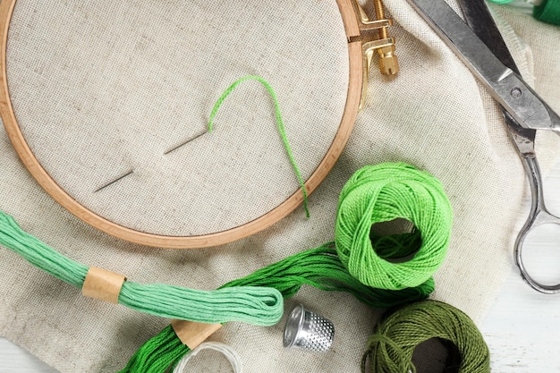 rzędy nici i tamborek